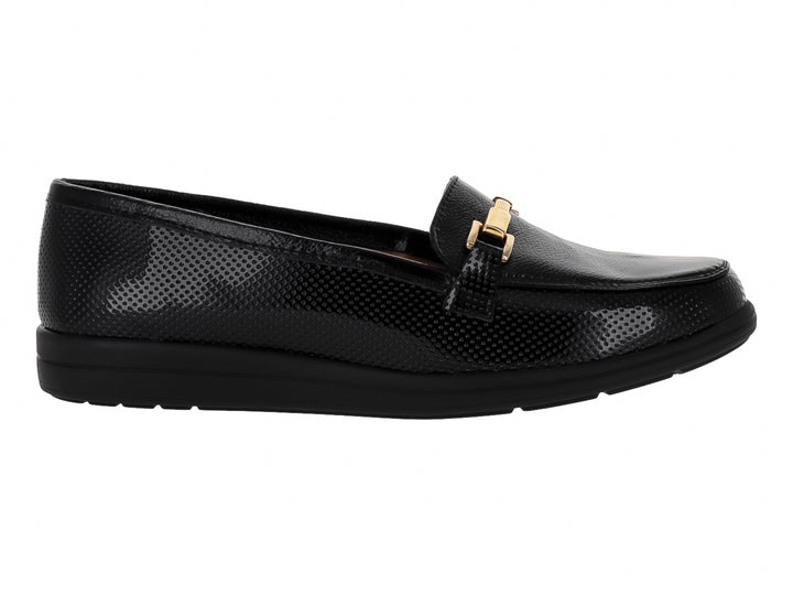Zapato plano tipo mocasín color negro con textura y hebilla dorada.