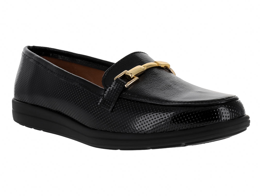 Zapato plano tipo mocasín color negro con textura y hebilla dorada.