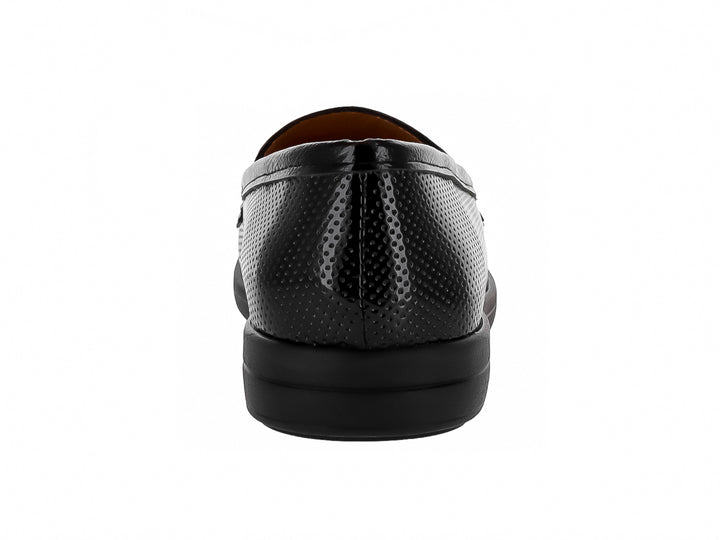 Zapato plano tipo mocasín color negro con textura y hebilla dorada.