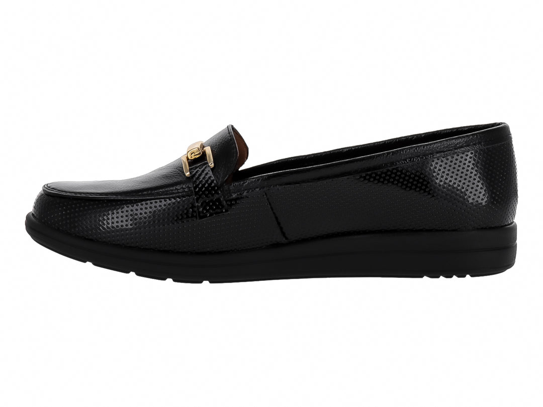Zapato plano tipo mocasín color negro con textura y hebilla dorada.
