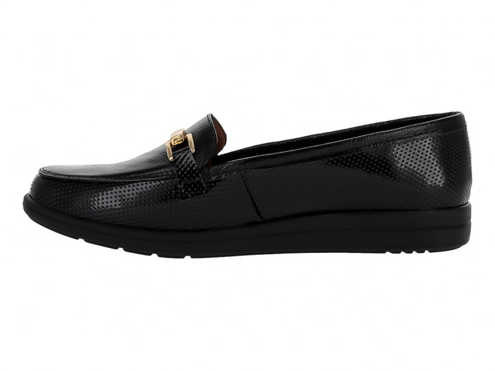 Zapato plano tipo mocasín color negro con textura y hebilla dorada.