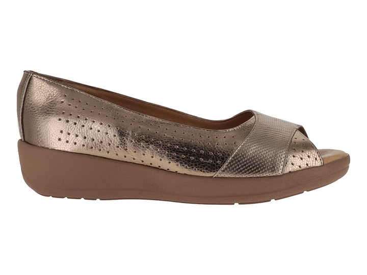 Zapato plano color seda metalizado con detalles perforados y suela marrón.