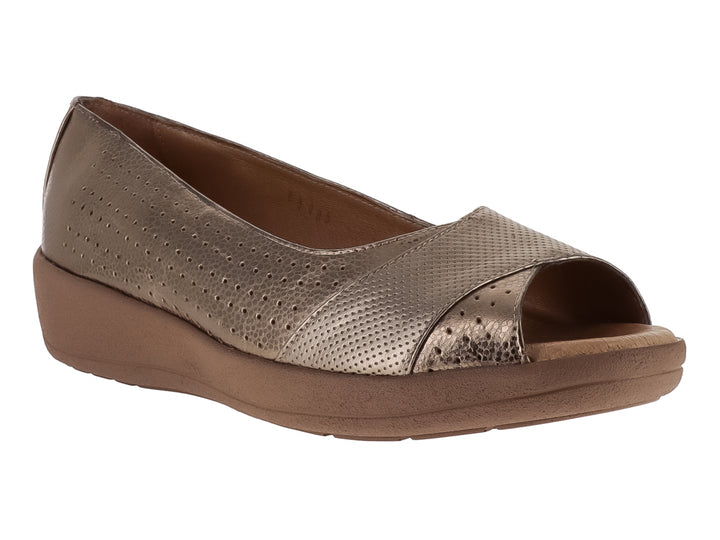 Zapato plano color seda metalizado con detalles perforados y suela marrón.