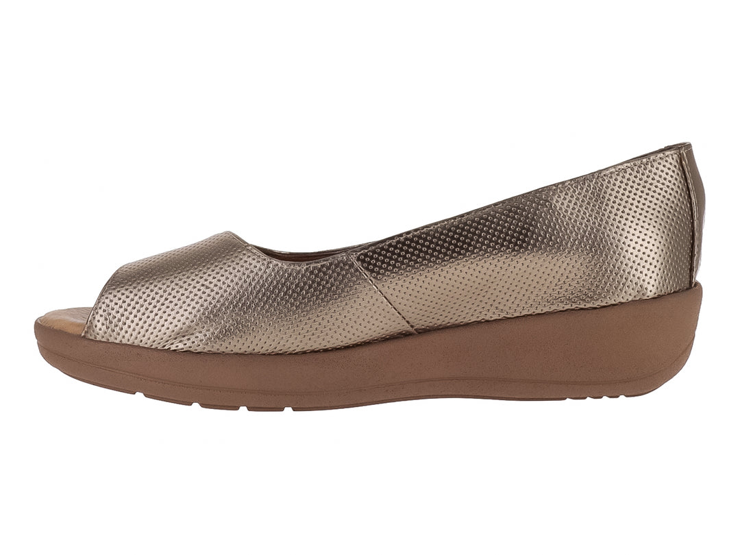 Zapato plano color seda metalizado con detalles perforados y suela marrón.