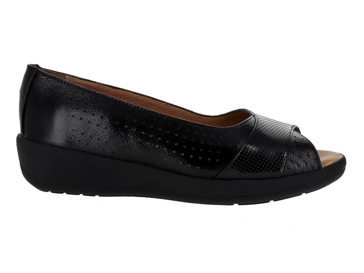 Zapato plano negro con punta abierta, detalles perforados y suela de plataforma.