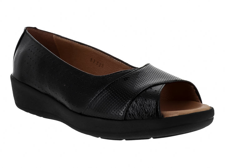 Zapato plano negro con punta abierta, detalles perforados y suela de plataforma.