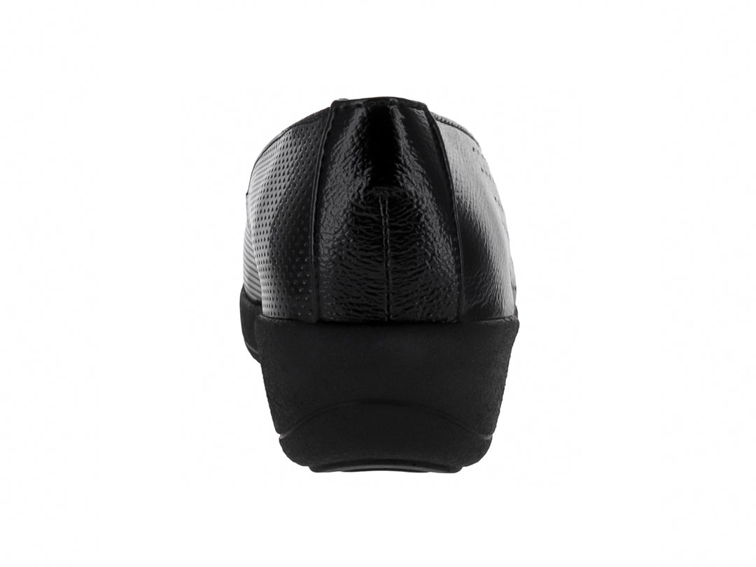 Zapato plano negro con punta abierta, detalles perforados y suela de plataforma.