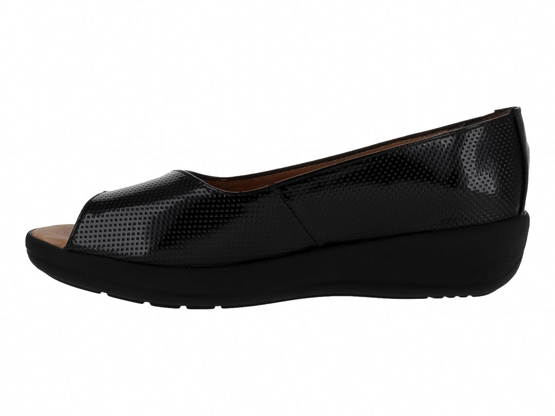 Zapato plano negro con punta abierta, detalles perforados y suela de plataforma.