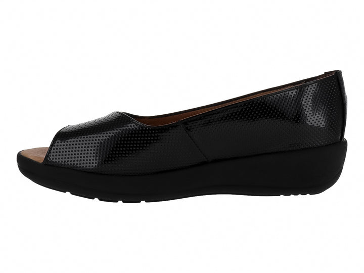 Zapato plano negro con punta abierta, detalles perforados y suela de plataforma.