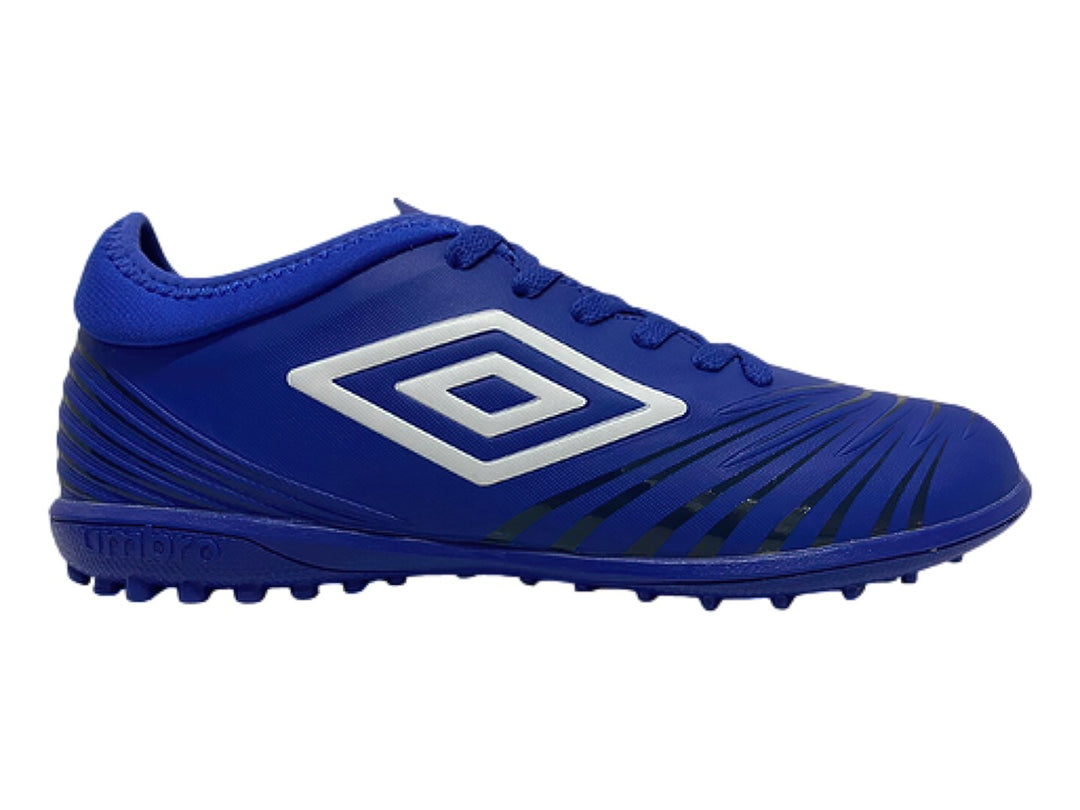 Zapato de fútbol Umbro color azul rey con logo blanco y suela para césped sintético.