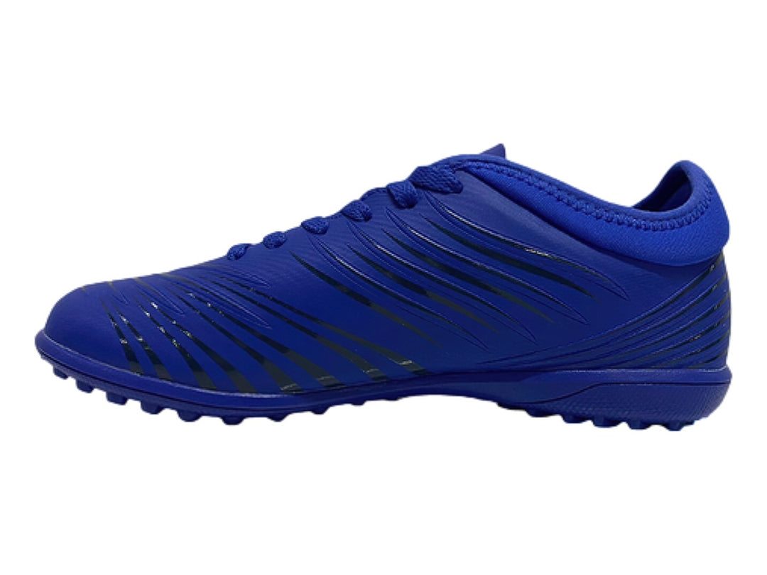 Zapato de fútbol Umbro color azul rey con logo blanco y suela para césped sintético.
