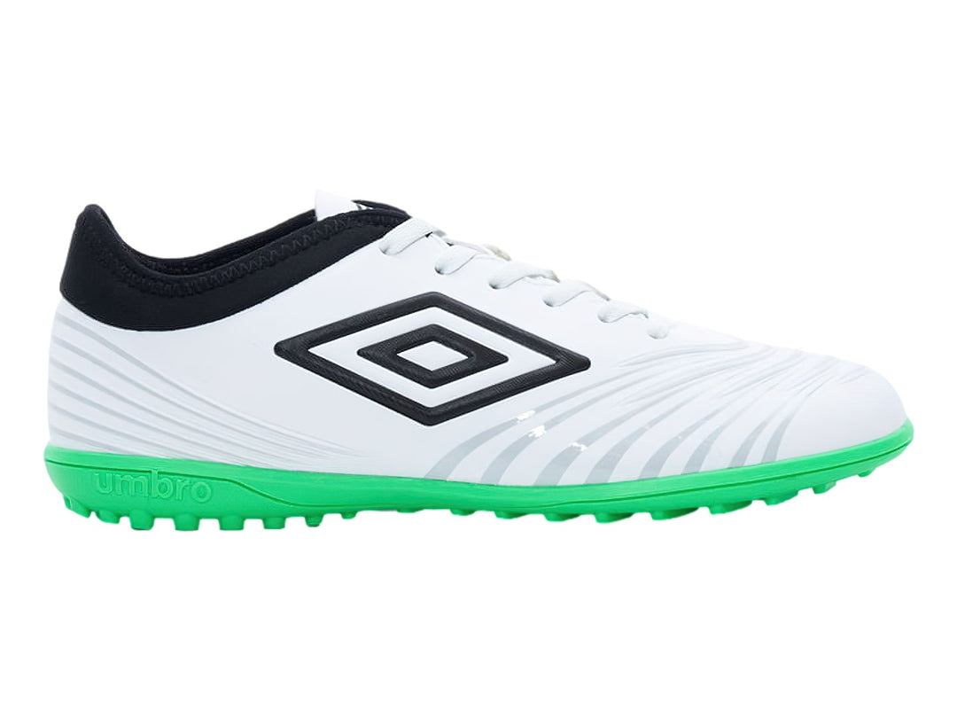Zapato de fútbol Umbro color blanco con suela verde y cuello negro.