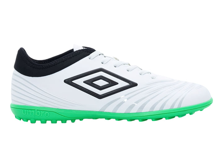 Zapato de fútbol Umbro color blanco con suela verde y cuello negro.