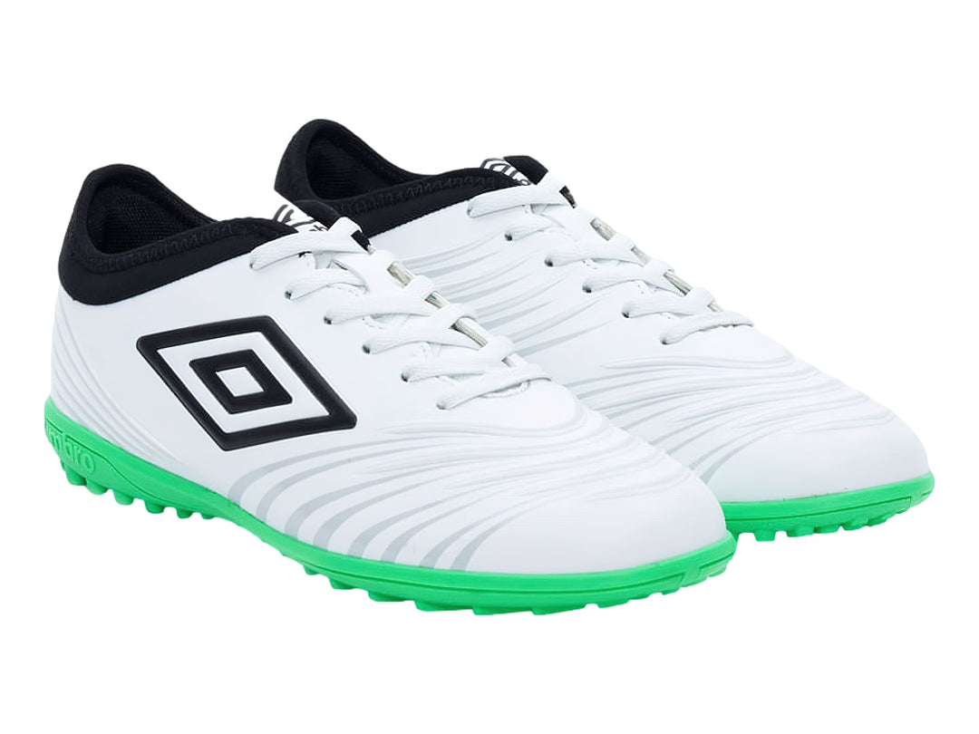 Zapato de fútbol Umbro color blanco con suela verde y cuello negro.