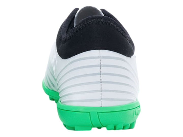 Zapato de fútbol Umbro color blanco con suela verde y cuello negro.