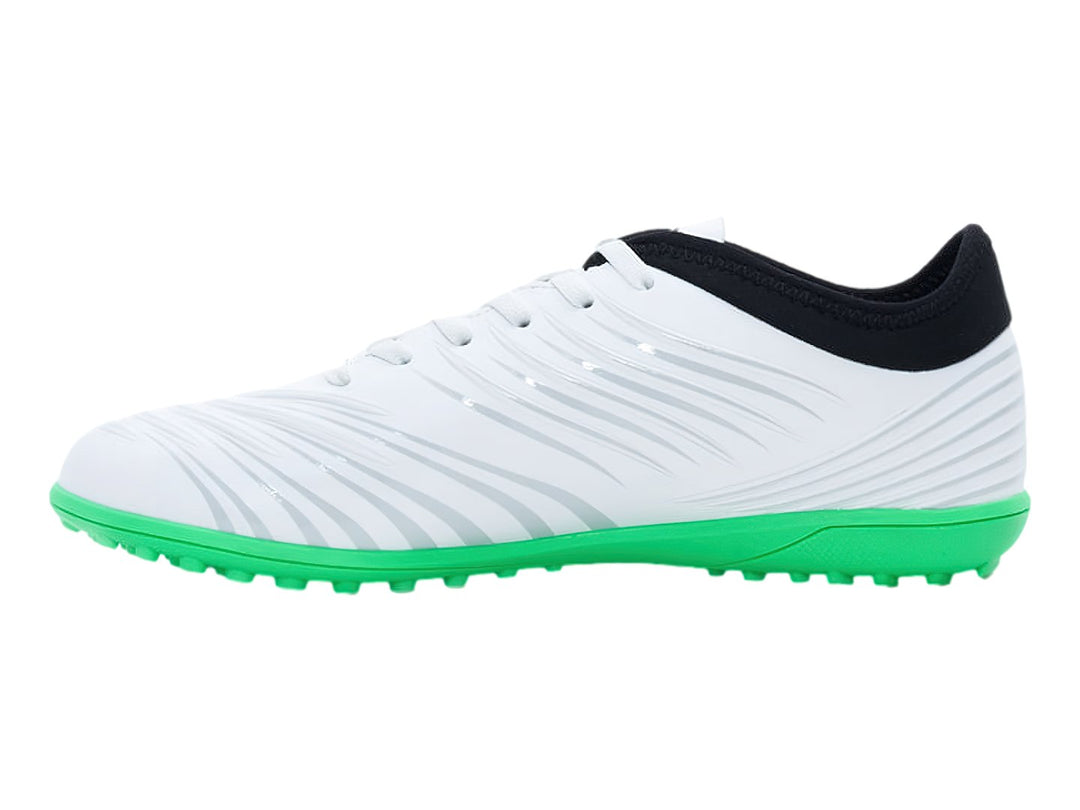 Zapato de fútbol Umbro color blanco con suela verde y cuello negro.