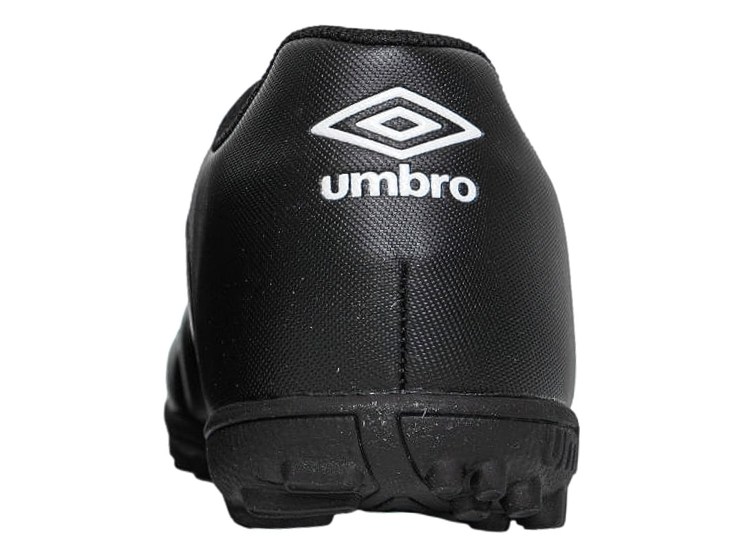 Zapato de fútbol Umbro color negro con logo blanco y suela para césped sintético.