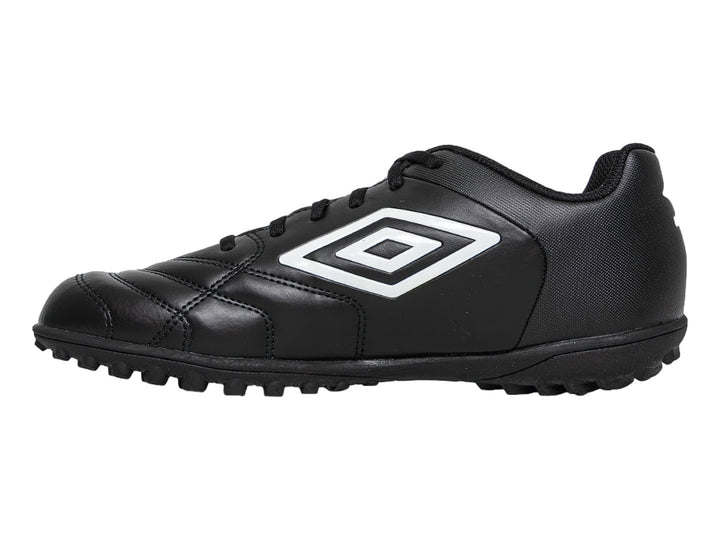 Zapato de fútbol Umbro color negro con logo blanco y suela para césped sintético.