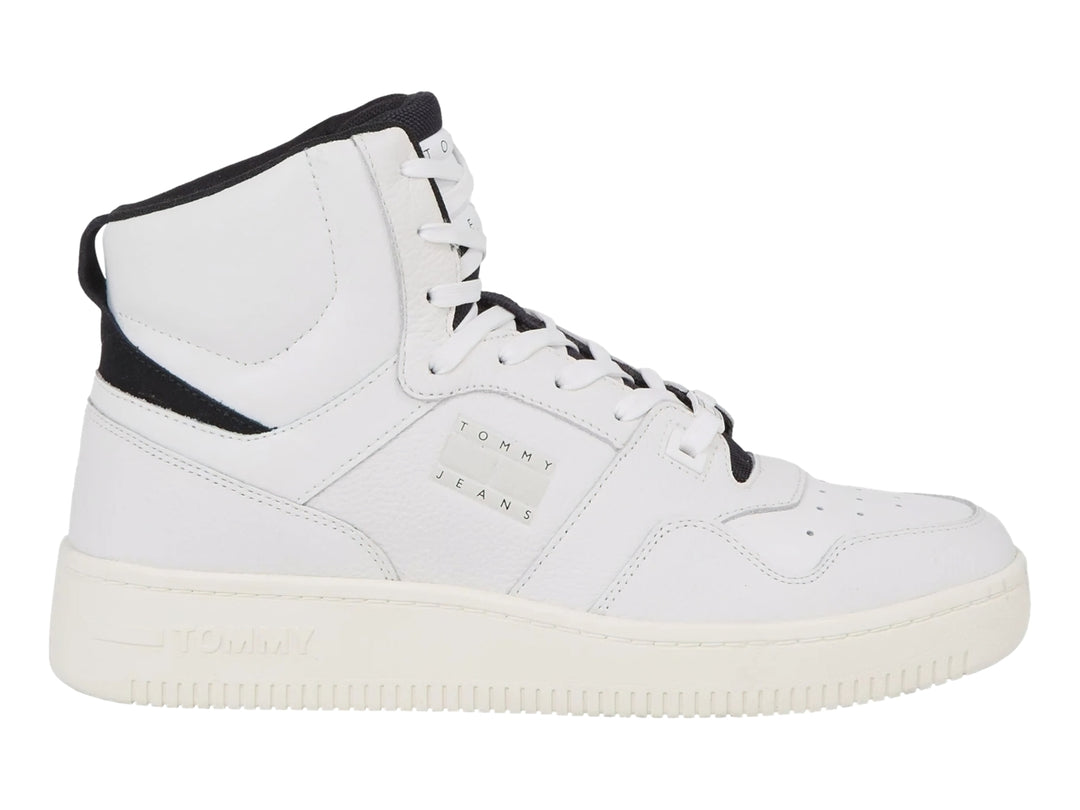 Tenis botín Tommy Hilfiger de cuero color blanco con detalles en negro y suela blanca.