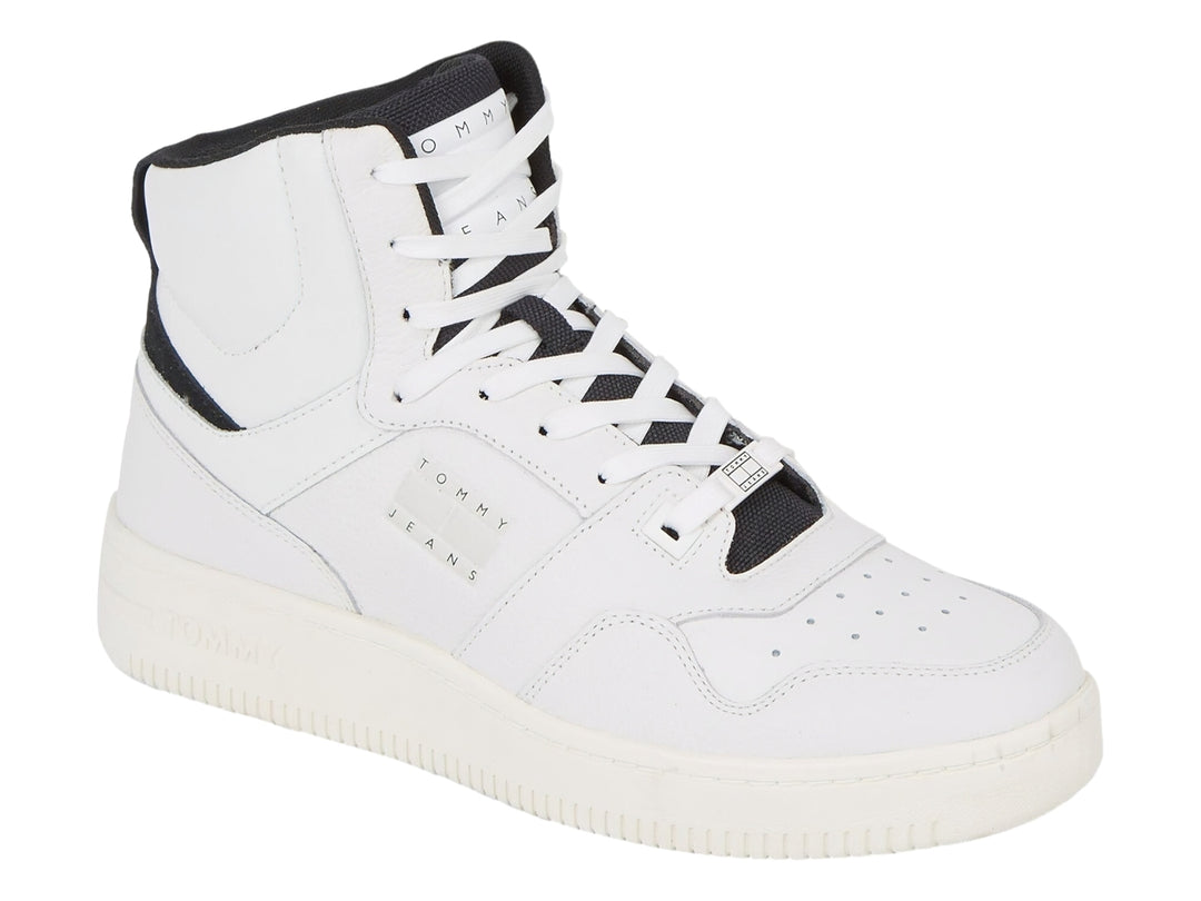 Tenis botín Tommy Hilfiger de cuero color blanco con detalles en negro y suela blanca.