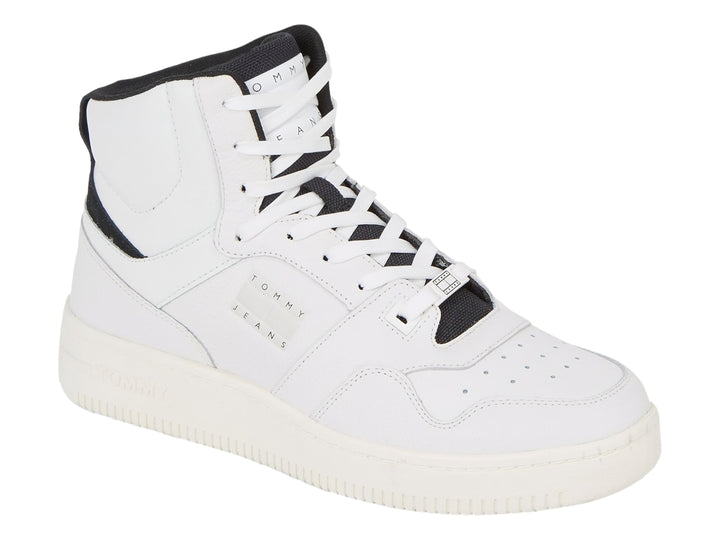Tenis botín Tommy Hilfiger de cuero color blanco con detalles en negro y suela blanca.
