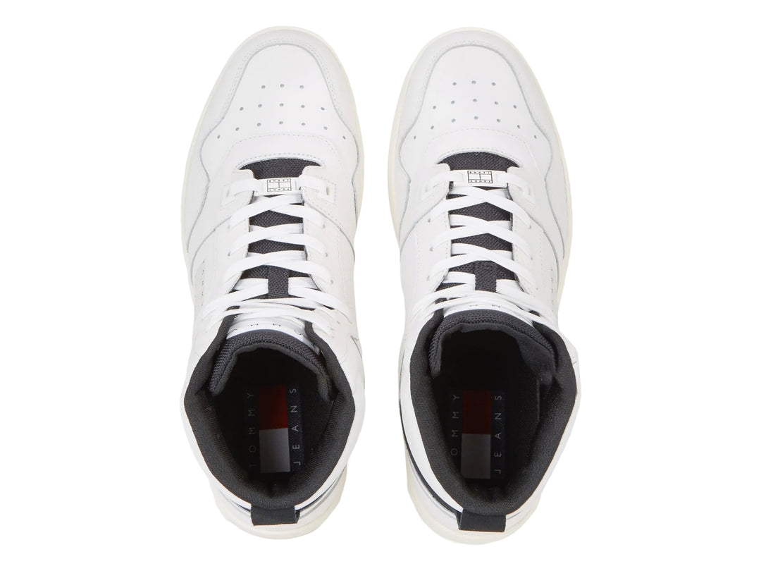 Tenis botín Tommy Hilfiger de cuero color blanco con detalles en negro y suela blanca.