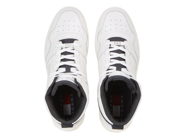 Tenis botín Tommy Hilfiger de cuero color blanco con detalles en negro y suela blanca.