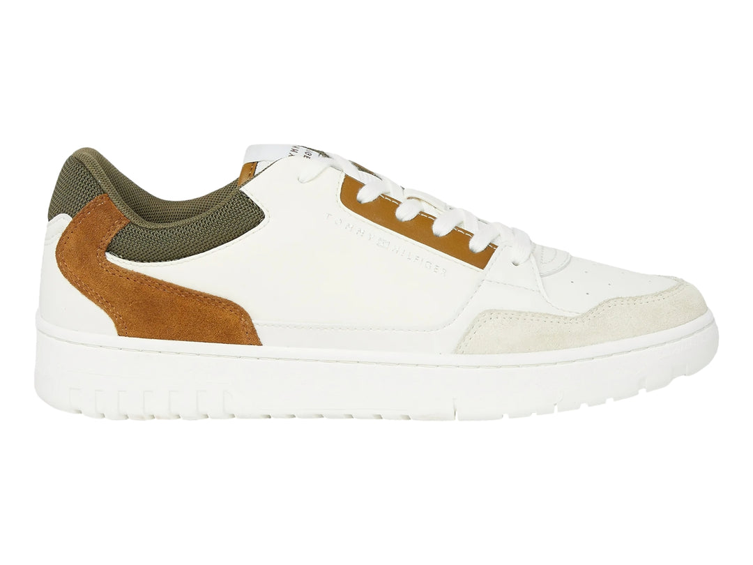 Tenis blancos Tommy Hilfiger con detalles en color café y verde oliva, suela blanca y diseño casual.