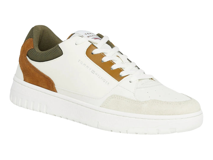 Tenis blancos Tommy Hilfiger con detalles en color café y verde oliva, suela blanca y diseño casual.