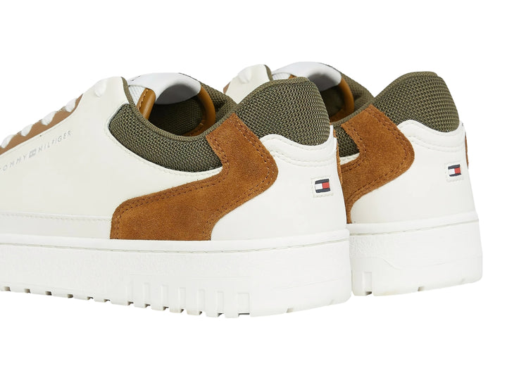 Tenis blancos Tommy Hilfiger con detalles en color café y verde oliva, suela blanca y diseño casual.