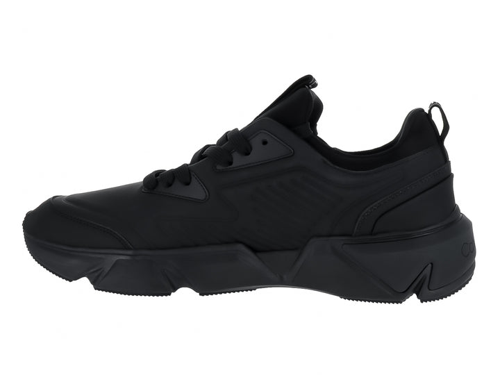 Tenis Calvin Klein color negro total, corte bajo con suela gruesa y cordones.