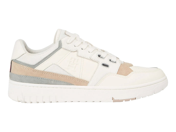 Tenis Tommy Hilfiger color blanco con detalles en gris y beige, estilo basket, vista lateral.