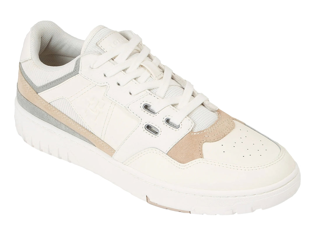 Tenis Tommy Hilfiger color blanco con detalles en gris y beige, estilo basket, vista lateral.