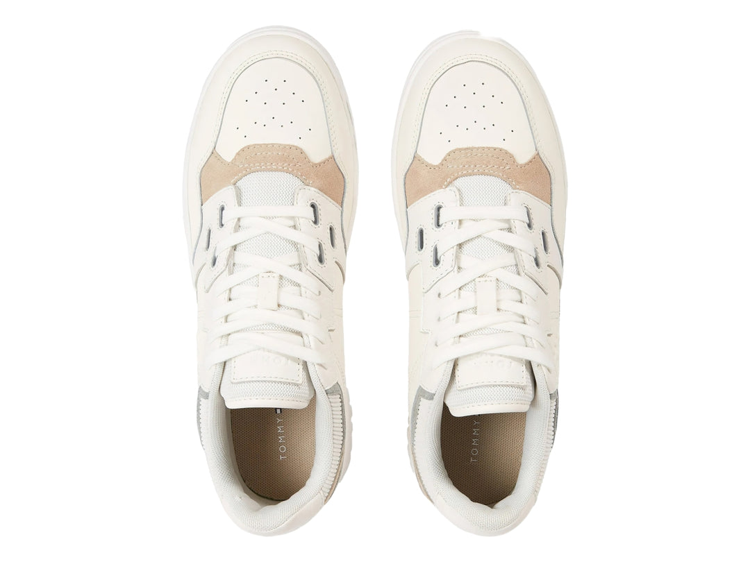 Tenis Tommy Hilfiger color blanco con detalles en gris y beige, estilo basket, vista lateral.
