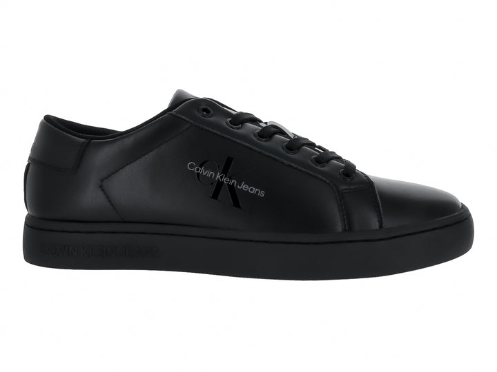 Tenis Calvin Klein modelo Classic Cuplow en color negro total con acabado en cuero liso y agujetas negras.