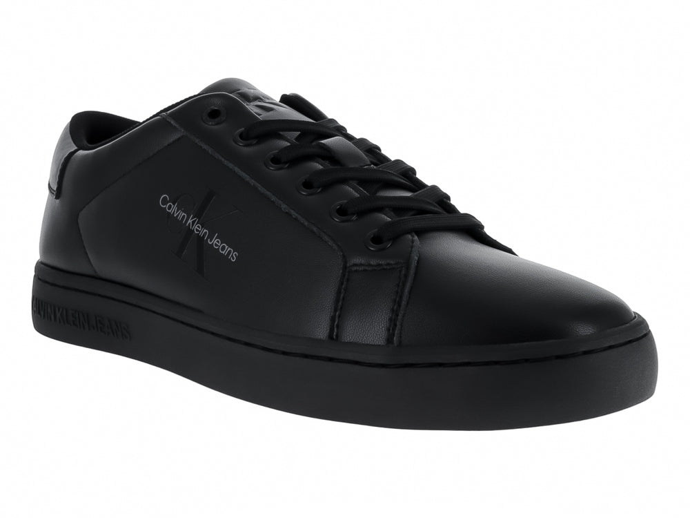 Tenis Calvin Klein modelo Classic Cuplow en color negro total con acabado en cuero liso y agujetas negras.