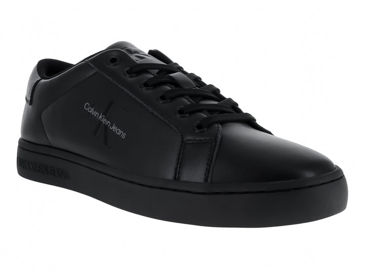 Tenis Calvin Klein modelo Classic Cuplow en color negro total con acabado en cuero liso y agujetas negras.
