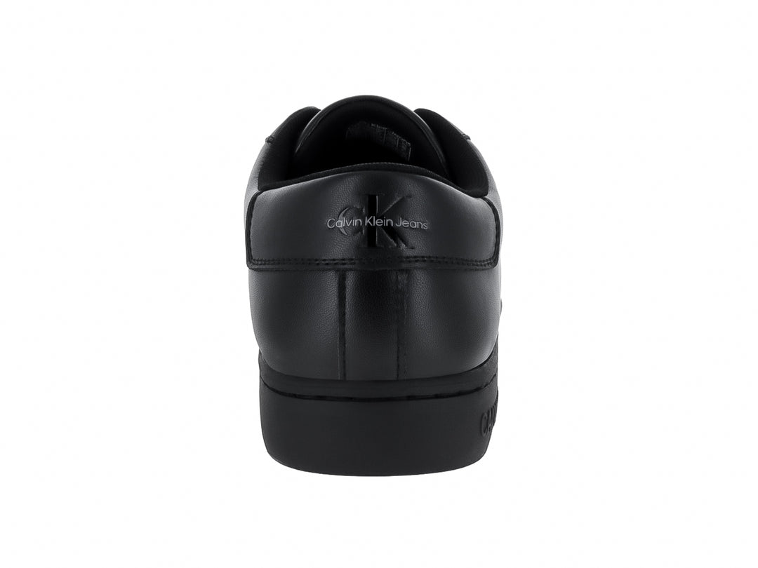 Tenis Calvin Klein modelo Classic Cuplow en color negro total con acabado en cuero liso y agujetas negras.