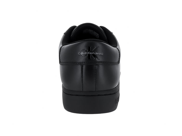 Tenis Calvin Klein modelo Classic Cuplow en color negro total con acabado en cuero liso y agujetas negras.