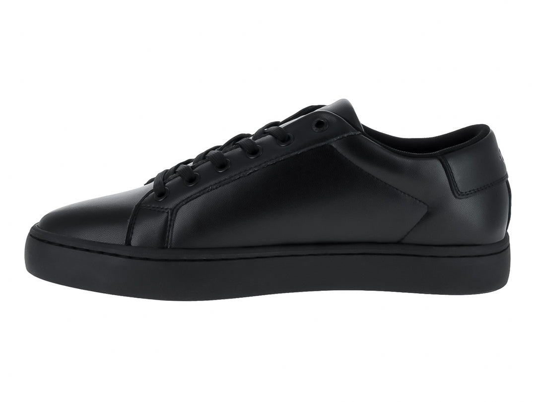 Tenis Calvin Klein modelo Classic Cuplow en color negro total con acabado en cuero liso y agujetas negras.