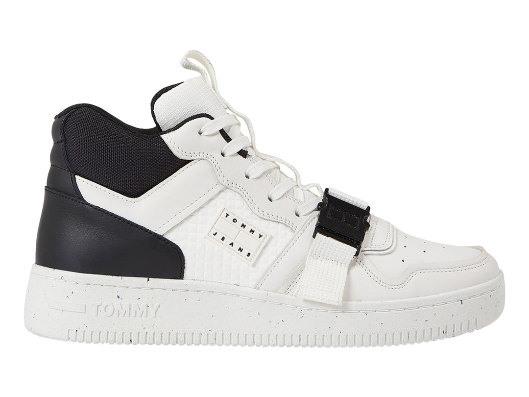 Tenis Tommy Hilfiger color blanco y negro con correa de hebilla y suela blanca moteada.