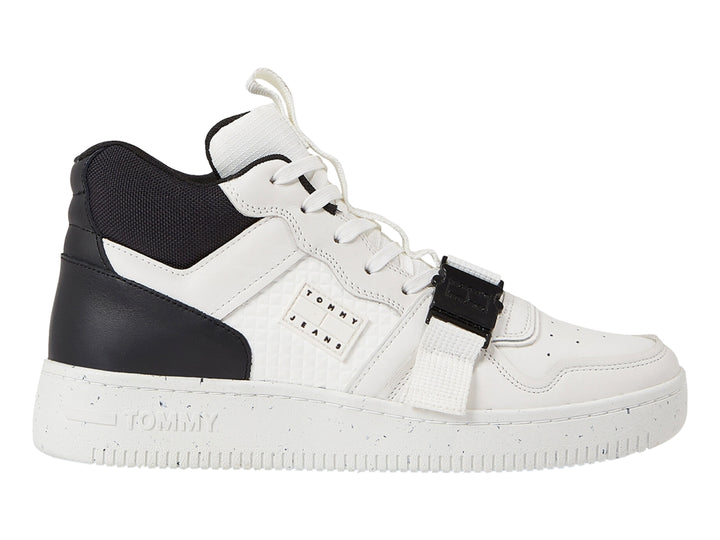Tenis Tommy Hilfiger color blanco y negro con correa de hebilla y suela blanca moteada.