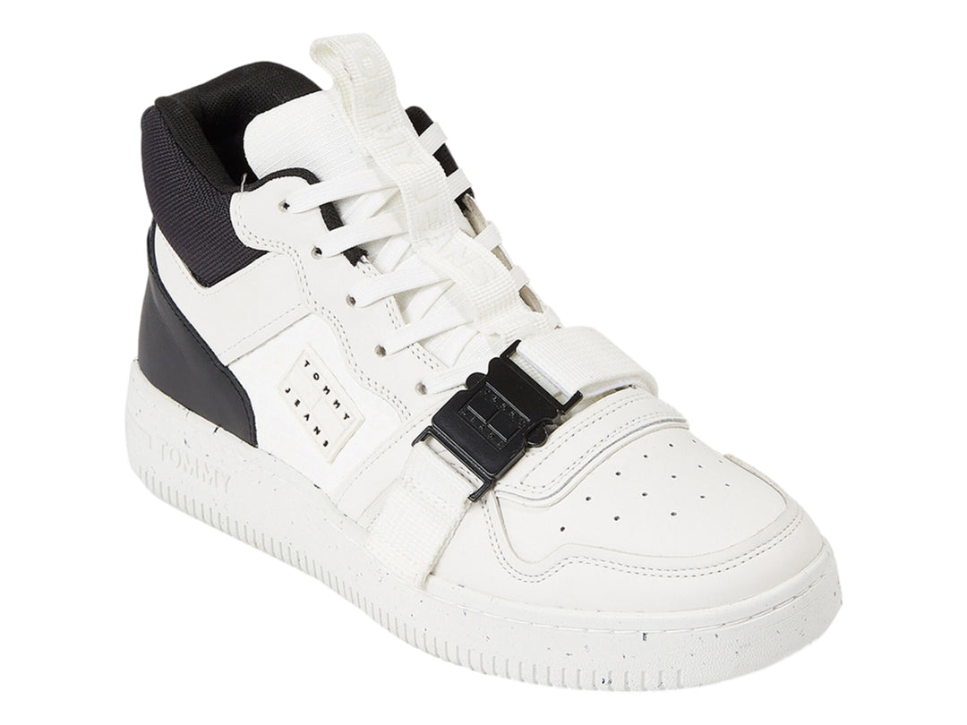 Tenis Tommy Hilfiger color blanco y negro con correa de hebilla y suela blanca moteada.