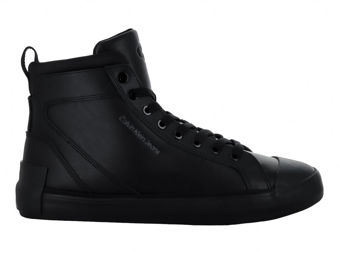 Tenis botín Calvin Klein color negro con agujetas y suela vulcanizada.