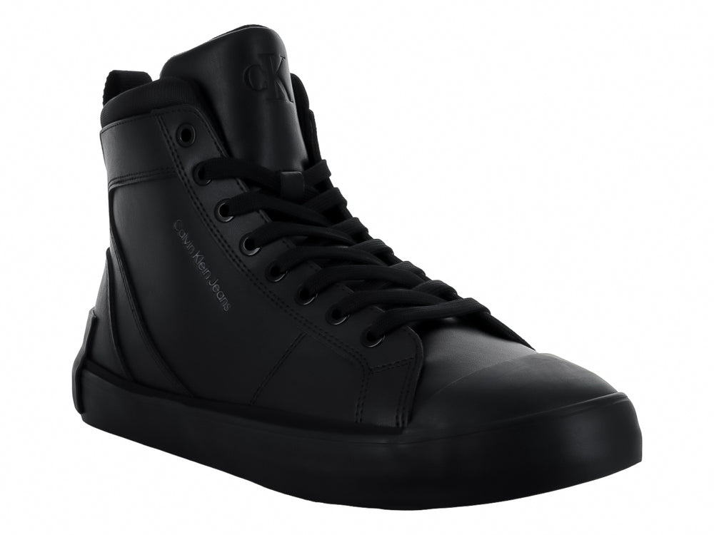 Tenis botín Calvin Klein color negro con agujetas y suela vulcanizada.