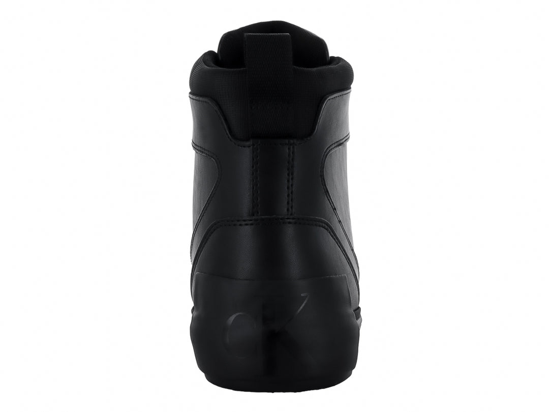 Tenis botín Calvin Klein color negro con agujetas y suela vulcanizada.