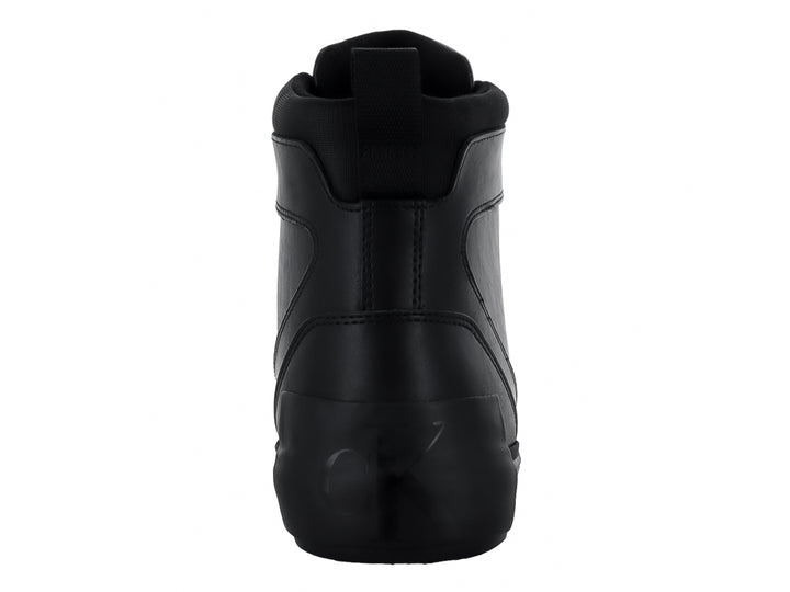 Tenis botín Calvin Klein color negro con agujetas y suela vulcanizada.