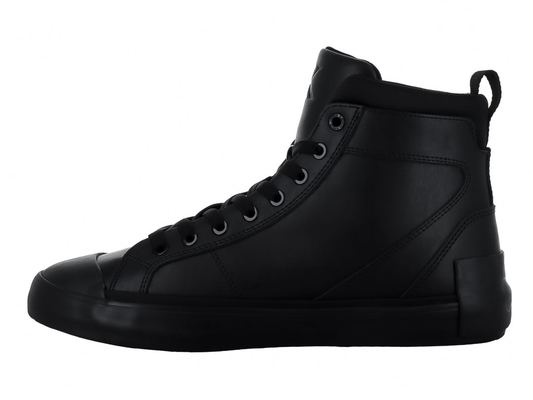 Tenis botín Calvin Klein color negro con agujetas y suela vulcanizada.