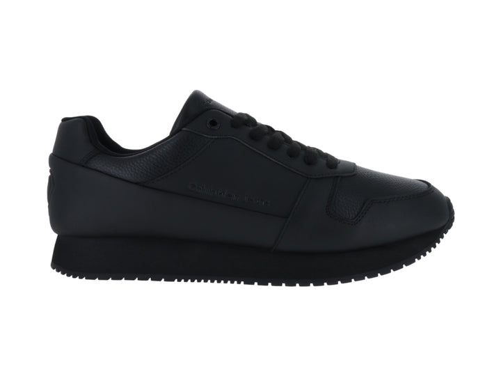 Tenis Calvin Klein Retro Runner en color negro total, fabricados en cuero con suela gruesa.