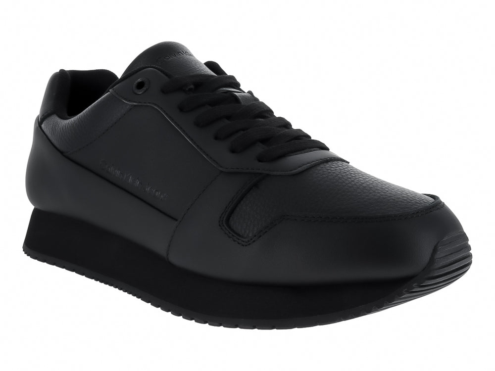 Tenis Calvin Klein Retro Runner en color negro total, fabricados en cuero con suela gruesa.